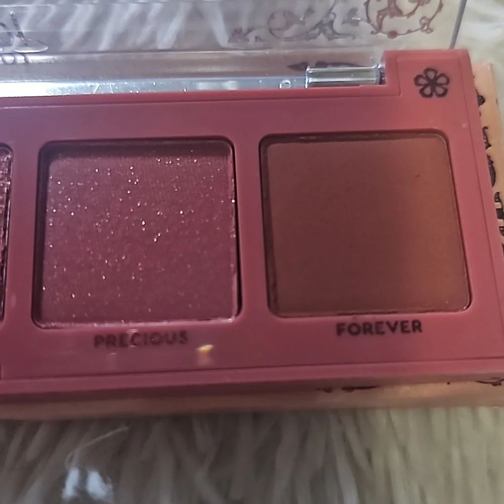 🆕️Colourpop CHERISH Eyeshadow Palette LOVE STRUCK Collection